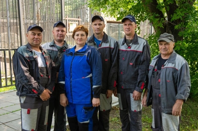 В зоопарке работает дружная команда специалистов.