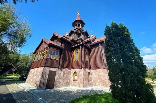 Первая деревянная Успенская церковь в Самаре появилась ещё в 1768 году, но сгорела. Нынешний храм — возрождённая традиция.