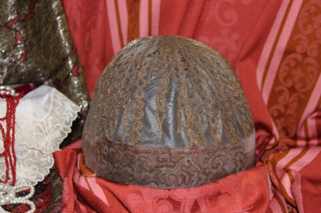 Волосник - часть сложного головного убора замужней женщины XVII века