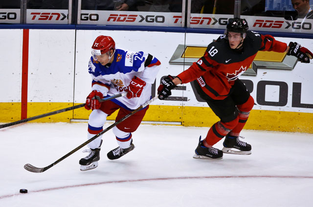 Игрок сборной России Данил Юртайкин и игрок сборной Канады Пьер-Люк Дюбуа (справа) в матче молодёжного чемпионата мира по хоккею между сборными командами Канады и России.