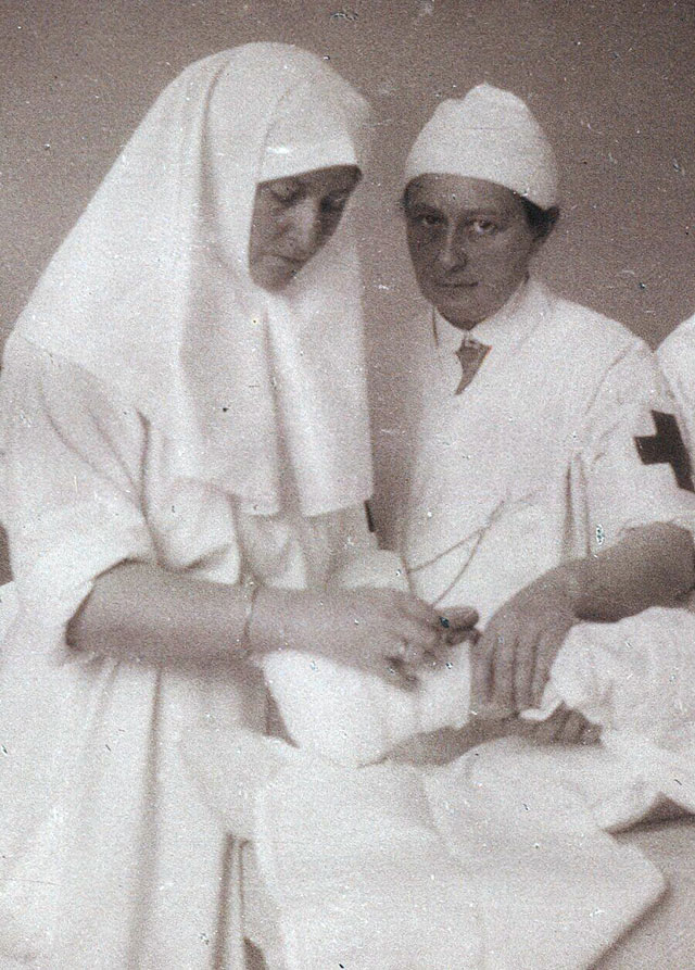 Княжна Вера Гедройц (справа) и императрица Александра Фёдоровна в перевязочной Царскосельского госпиталя. 1915 г.