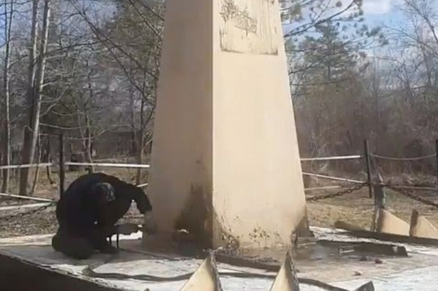 Жители поселка выступают против сноса памятника.