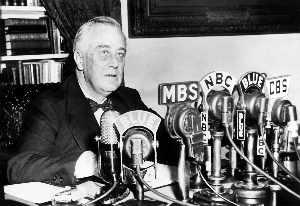 Президент Рузвельт проводил 45-минутный прямой диалог с народом в радиоформате.
