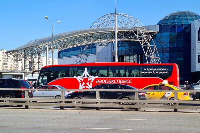 Автобусы «Аэроэкспресс» на маршруте от станции метро «Домодедовская» до аэропорта Домодедово.