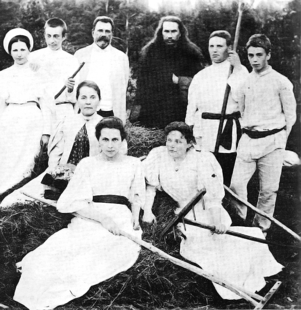 Рахманинов и семья Сатиных в Ивановке, 1890-е годы.