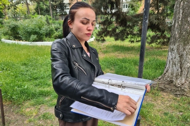 Сожительница Жамала Ибрагимова Алёна Романова показывает документы. 