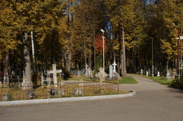 Старейшее кладбище города.