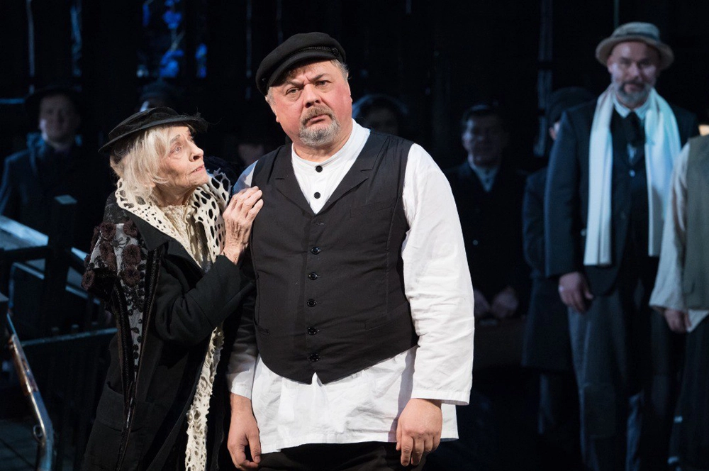 Сцена из спектакля «Поминальная молитва»