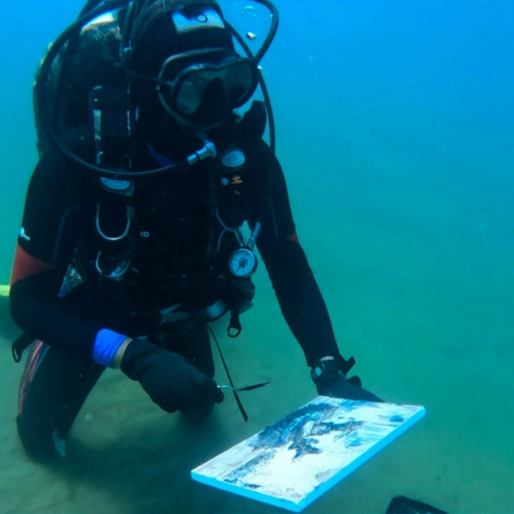 На дне. Художник пишет картины на глубине 7-10 метров.