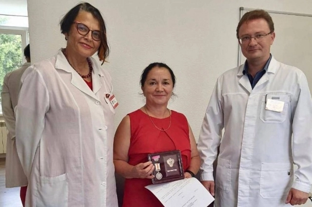 Жительница Кунашакского района Зульфира Нурмухаметова получила медаль Федерального медико-биологического агентства России за вклад в донорское движение за спасение жизни Андрея.