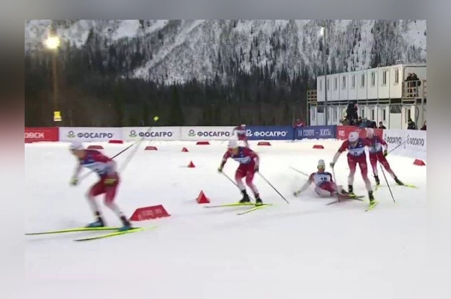 Большунову не понравилась обрезка от соперника во время гонки.