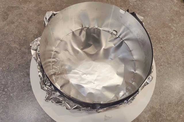 Удобнее всего использовать форму без дна, подложив под низ фольгу.