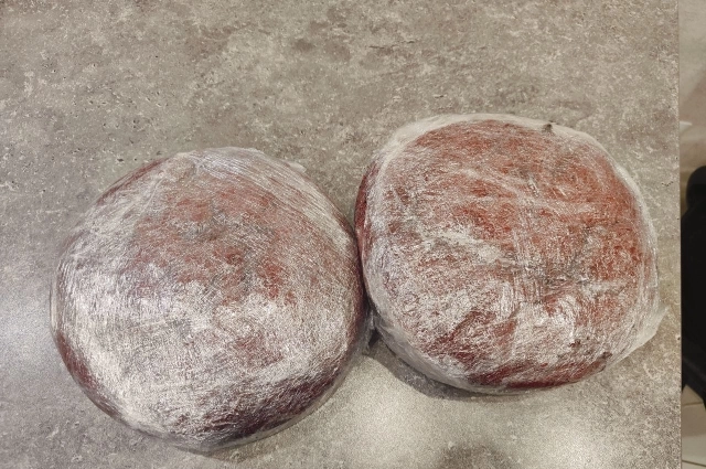 Перед тем, как отправить коржи в холодильник, обмотайте их пищевой плёнкой.