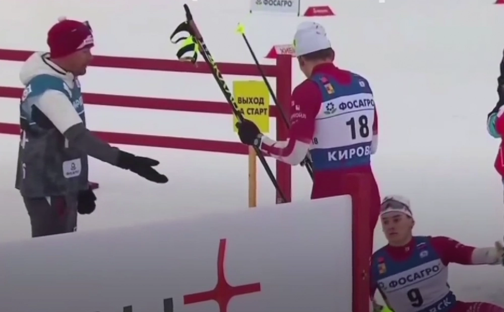 Момент, когда Александр Большунов толкает Александра Бакурова.