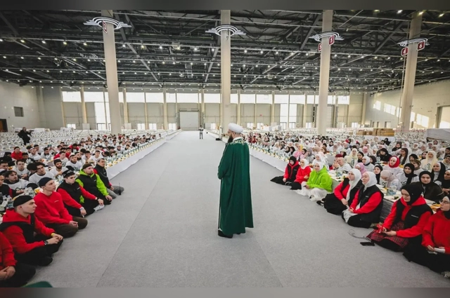 На ифтаре собрались тысячи верующих.