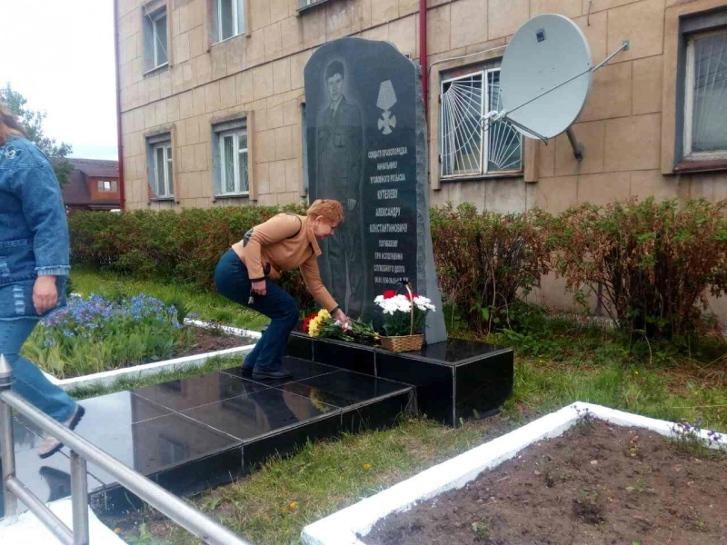 Александру поставили памятник.