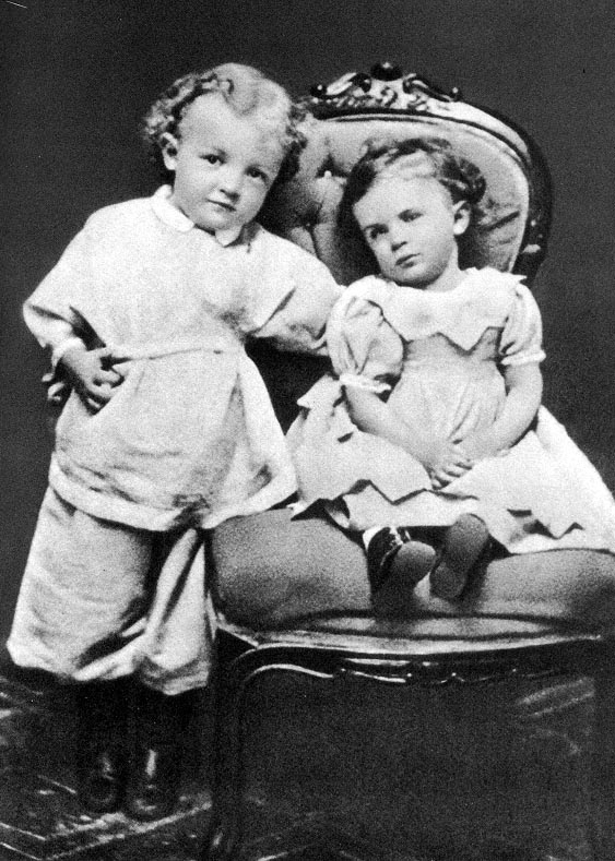 Володя Ульянов в возрасте 4 лет со своей сестрой Ольгой. Симбирск. 1874 год.