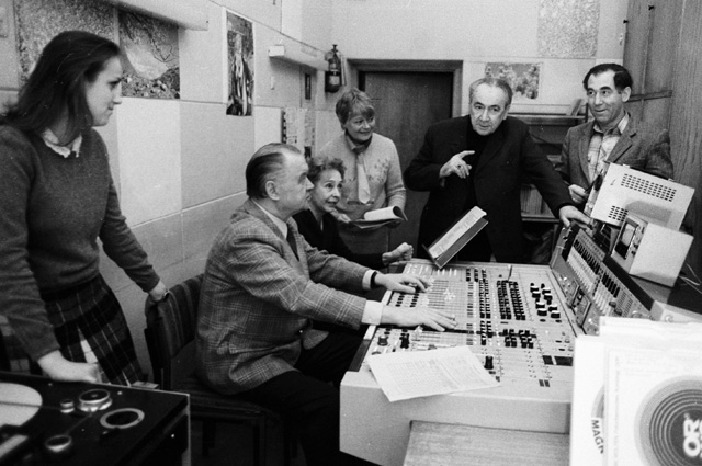 Руководители и ведущие радиопередачи «Радионяня» готовят очередной выпуск в студии. 1986 г.