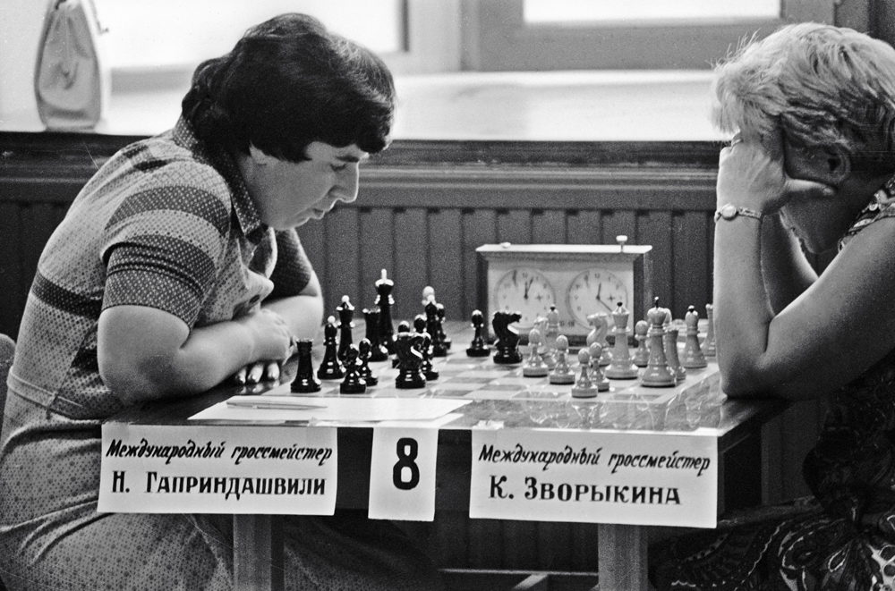 Международные гроссмейстеры Нона Гаприндашвили (слева) и Кира Зворыкина (справа) во время шахматного турнира на VII летней Спартакиаде народов СССР, 1979 г.
