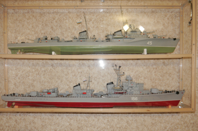 Эсминец «Смелый» и ранняя модель Константина — эсминец проекта 7У (сверху)