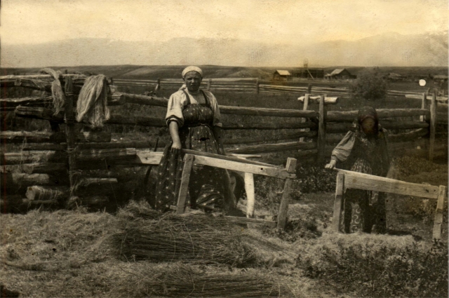 Женщины занимались обработкой льна. Зимой пряли и ткали, одежду шили сами.