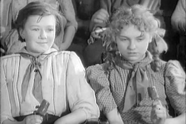 Людмила Шагалова (слева) в фильме «Высокая награда», 1939 г.