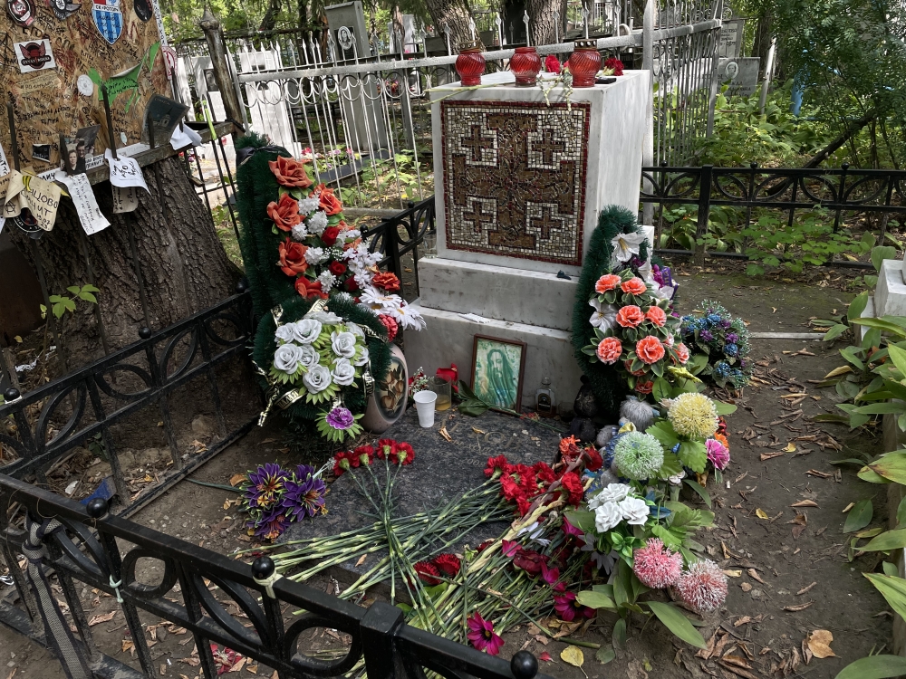 На могилу Летова до сих пор его близкие люди и фанаты приносят венки, игрушки и живые цветы.