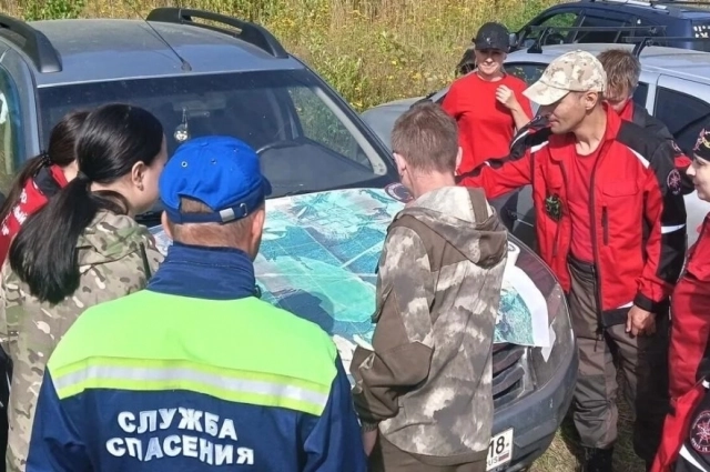 Перед началом операции спасатели на картах осматривают местность и разделяются на группы для поисков.