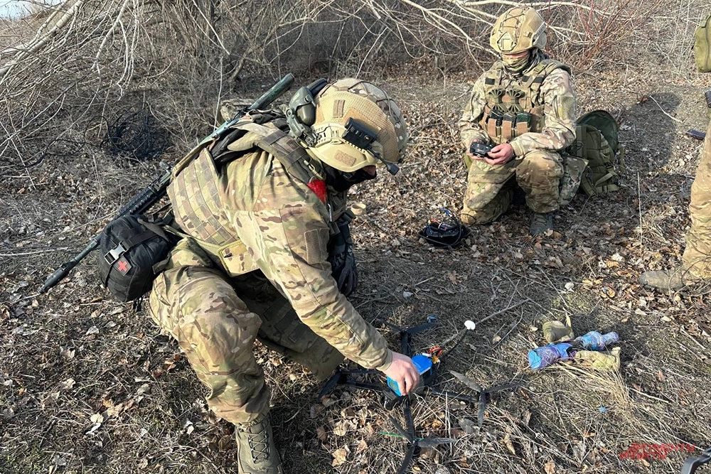 Боец с дроном-камикадзе.