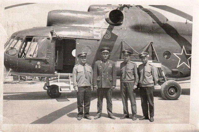 Экипаж с космонавтом Шаталовым ( второй слева), рядом командир вертолета Анатолий Саммель.