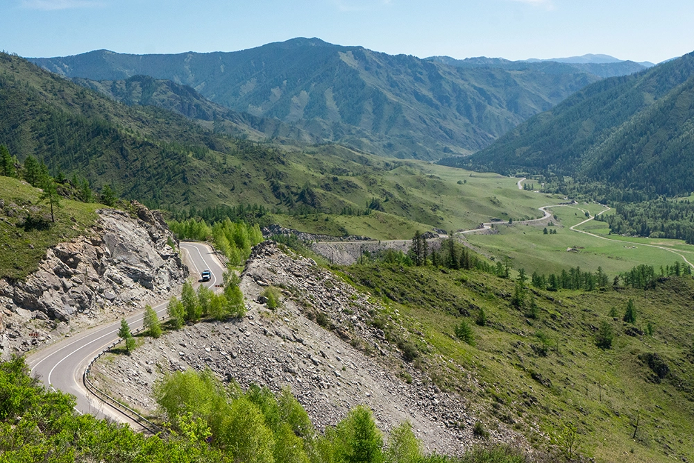 Вид с перевала Чике-Таман в Республике Алтай.