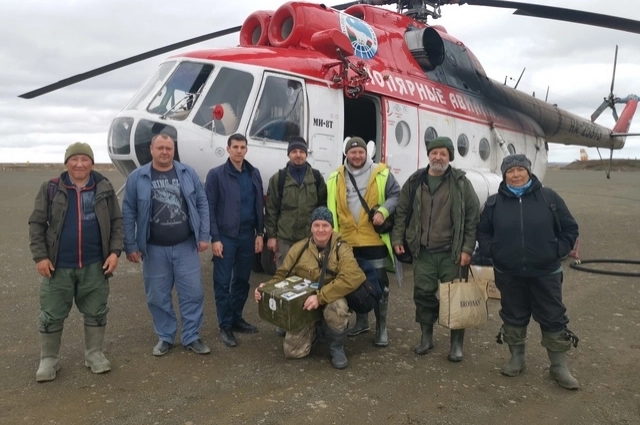 В экспедицию на вертолёте отправились и рязанские орнитологи, и их якутские коллеги.