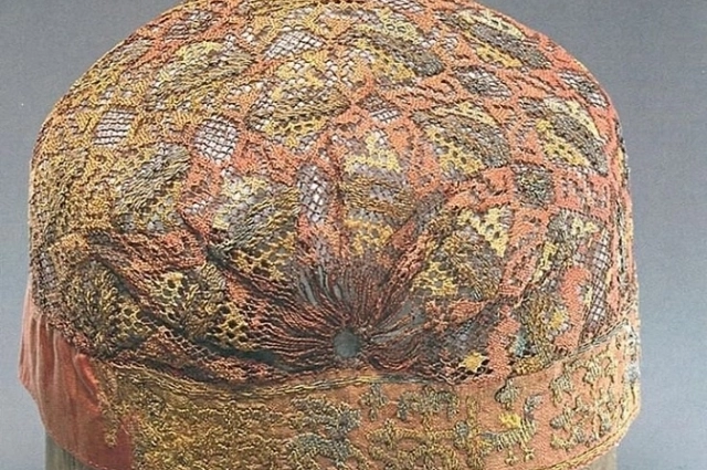 Одной из ярких находок этого года стал остаток волосника – головного убора, который носили замужние женщины.