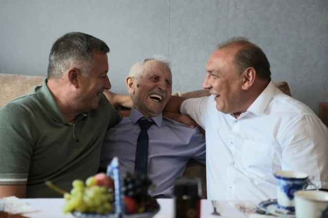 Ветеран с радостью принимает гостей.