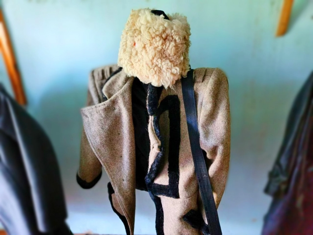 Некоторые люди стали оставлять ему свои семейные реликвии, например, костюмы.