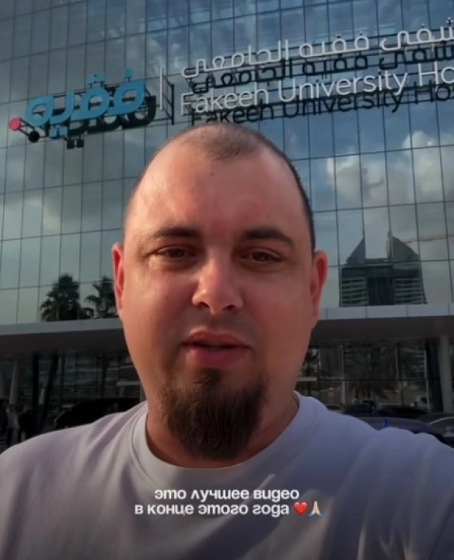 Денис Кузьмин на фоне клиники.