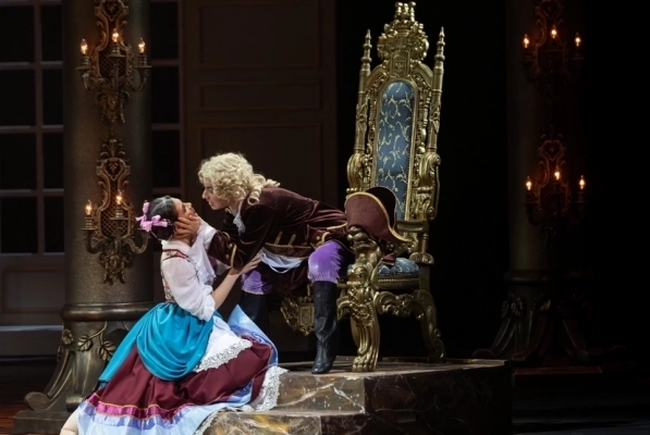 Дочь садовника Барбарина (слева) - Диляра Набиуллина (Казань) и паж графа Керубино (Вера Позолотина, Урал Опера Балет).