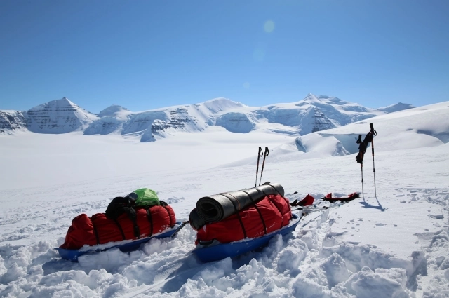Вес груза на одного путешественника порядка полусотни кг.