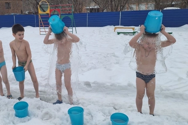 Дети обливаются на улице каждый день, самое главное, чтобы не было ветра
