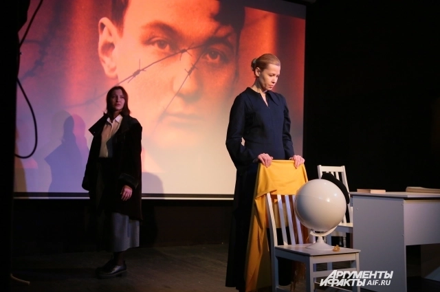 Фоном проходят трагические истории репрессированных.