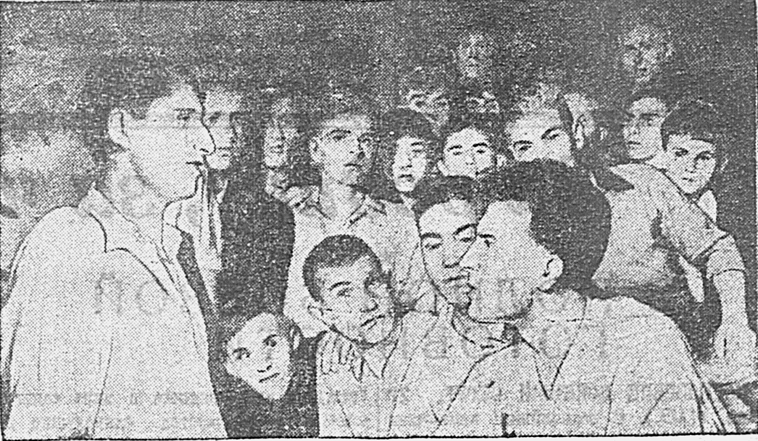 Председатель райсовета Осоавиахима Железнодорожного района Хабаровска П. Кулясов (на снимке справа) беседует с призывниками.