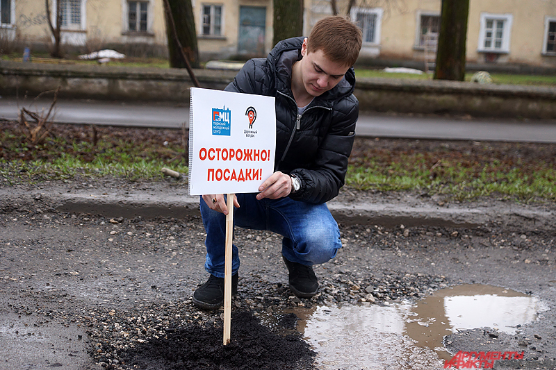 В прошлом году Марк Коробов вместе с активистами посадил хрен в дорожные ямы.
