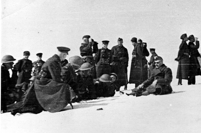 Советские командиры и польские офицеры на учениях (зима 1941 года). Польские военнослужащие в английских стальных шлемах Brodie helmet. Сидящий справа в фуражке — генерал В. Андерс.