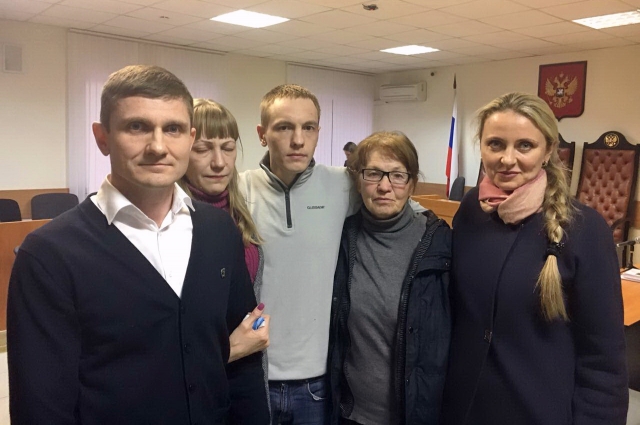 Фёдор Иванов с родными и адвокатами в зале суда. 