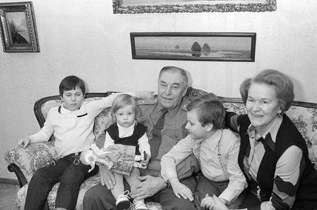 Александр Иванович с женой Марией Кузьминичной и внуками, 1983 г.
