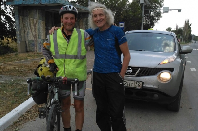 Встретились на трассе с Сергеем Малягиным, известным велопутешествеником.