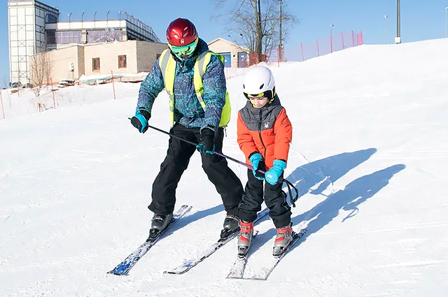 Осваивать азы катания на горных лыжах можно с пяти лет