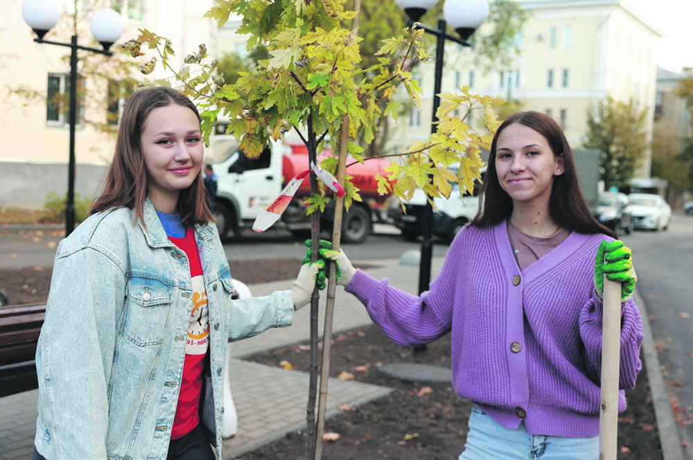 На улицах города высаживают тысячи молодых деревьев.