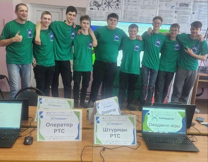 Команда «Винтокрылый трактор», добравшаяся до полуфинала Всероссийского конкурса «Кибердром-2024».