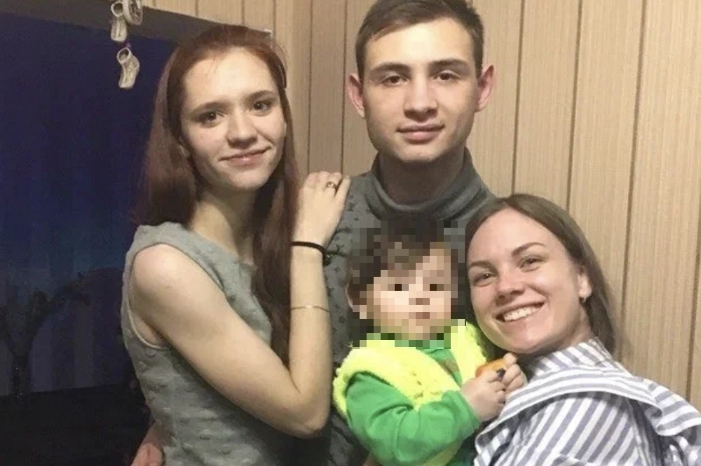 Дмитрий Лобанов с женой и ребенком.